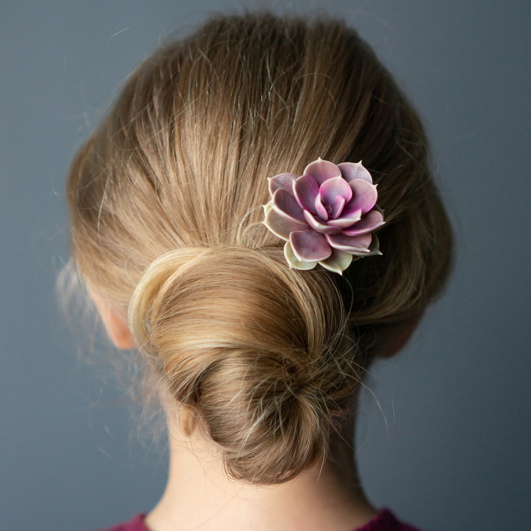 1_wooden_hair_stick_with_pink_echeveria_perle_von_nurnberg