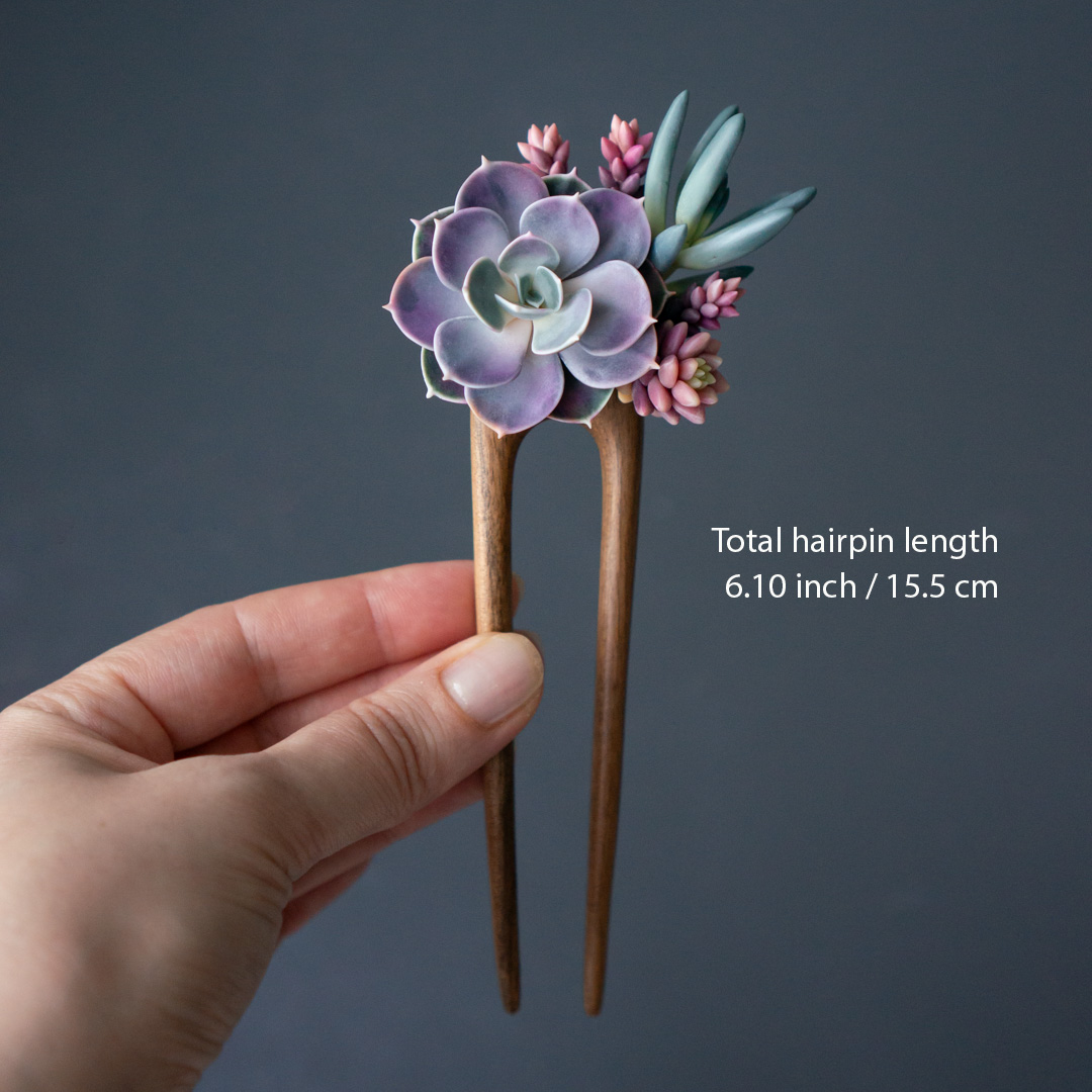 04_wooden_hairpin_with_echeveria_perle_von_nurnberg_senecio_serpens_sedeveria_pink_granite