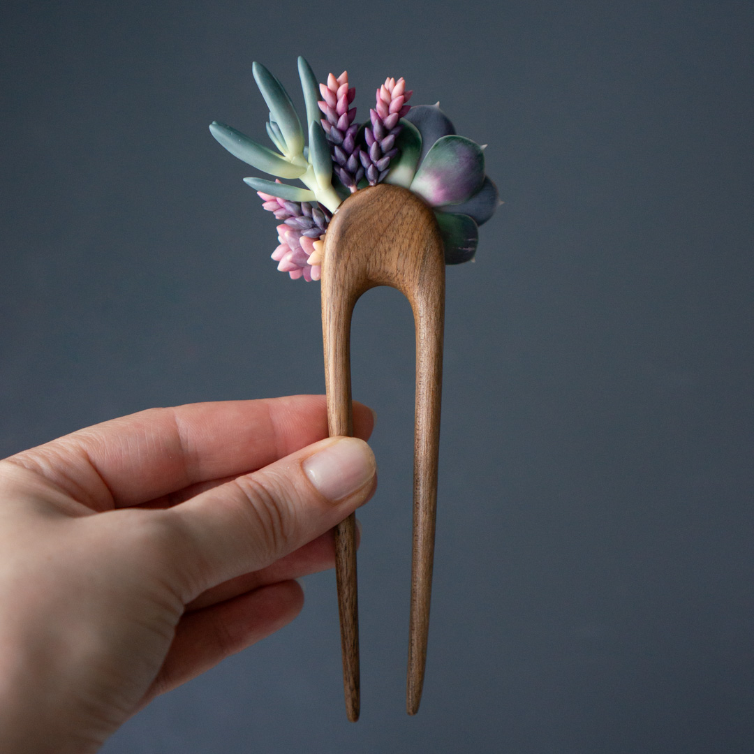 05_wooden_hairpin_with_echeveria_perle_von_nurnberg_senecio_serpens_sedeveria_pink_granite